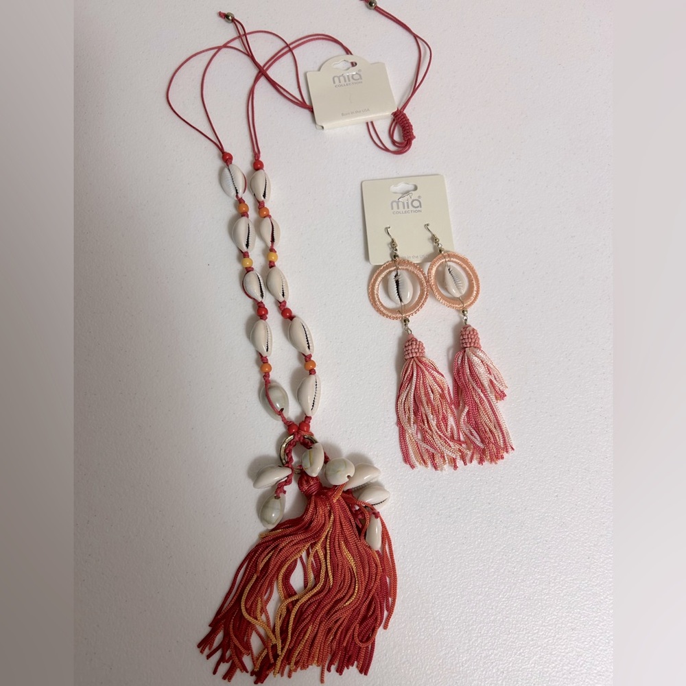 NWT Cowrie shell necklace and earrings set